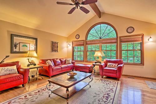 Retreat With Hot Tub And Firepit, 6mi To Bushkill Falls