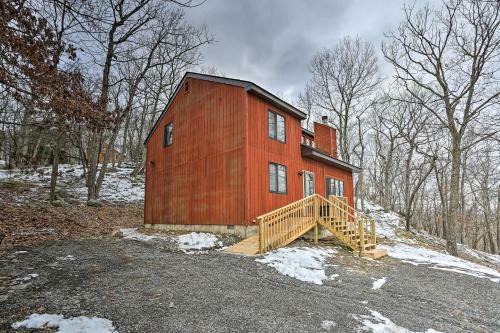Charming Poconos Abode With Grill And Fire Pit!