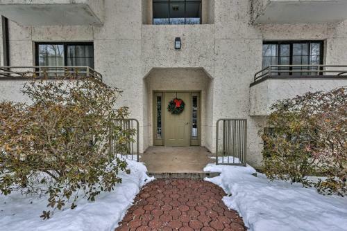Apartamento Lakefront Lake Harmony Condo With View Near Skiing!