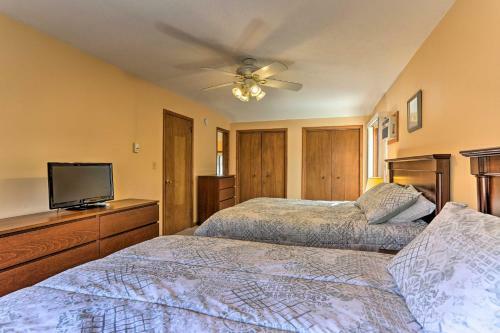 Ski, Swim, And Golf At Hideout Hideaway With Game Room!