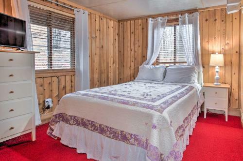 Secluded Poconos Cabin With Big Bass Amenities!