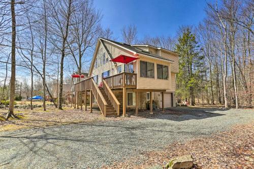 Spacious Outdoor Haven In The Hideout With Deck