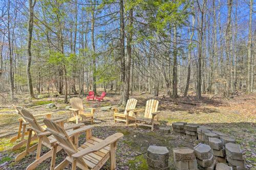 Spacious Outdoor Haven In The Hideout With Deck