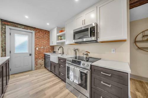 Luxury Apartment In Historic Carriage House