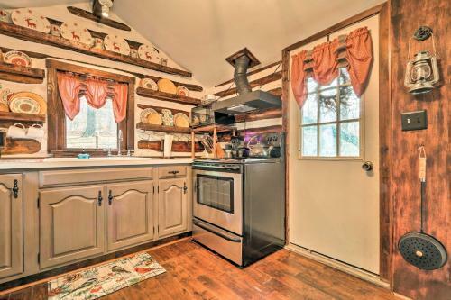 Macungie Cabin With Fireplace Near Bear Creek Skiing!
