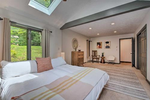 Elevated Forest Escape With Deck And Walk To Pool