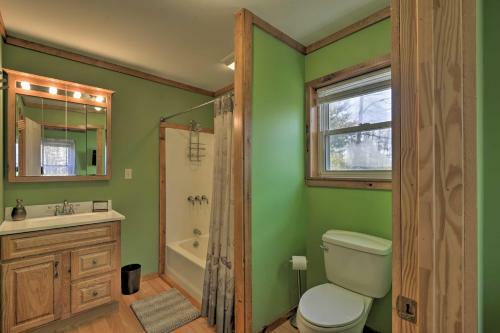 Wellsboro Single-story Cabin With Screened Patio
