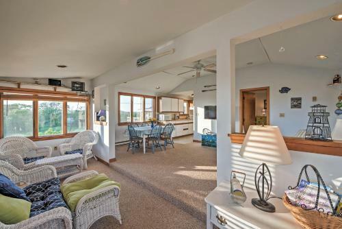 Quaint Coastal Cottage With Patio - Walk To Beach!
