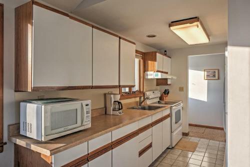 Quaint Coastal Cottage With Patio - Walk To Beach!