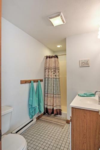 Quaint Coastal Cottage With Patio - Walk To Beach!