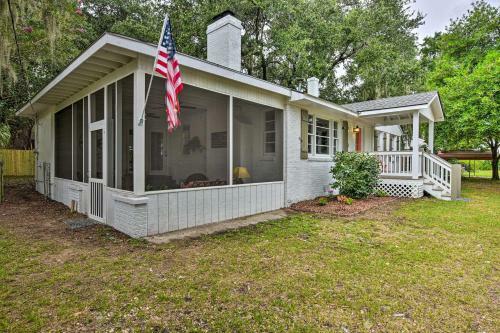 Beaufort Home With Porch, 4 Mi From Downtown!