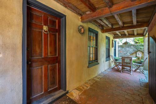 The Most Charming Old Brick Alley In Charleston