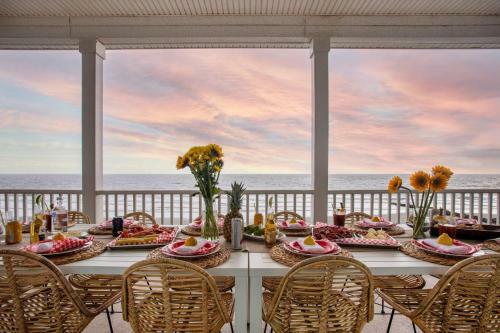 Poseidon - Beachside Getaway W Balconies & Hot Tub