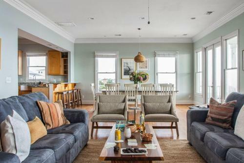 Poseidon - Beachside Getaway W Balconies & Hot Tub