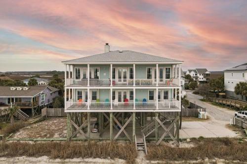 Poseidon - Beachside Getaway W Balconies & Hot Tub