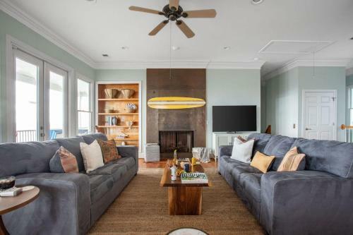 Poseidon - Beachside Getaway W Balconies & Hot Tub