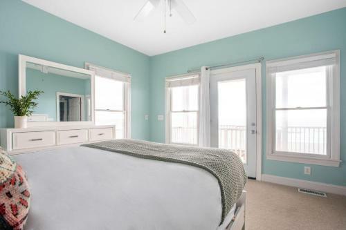 Poseidon - Beachside Getaway W Balconies & Hot Tub
