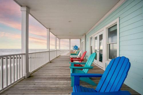 Poseidon - Beachside Getaway W Balconies & Hot Tub