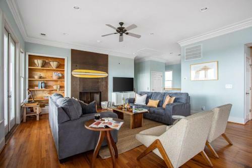 Poseidon - Beachside Getaway W Balconies & Hot Tub