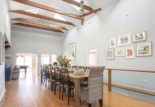 Lighthouse - Beachfront Abode W Pool Table & Ping Pong