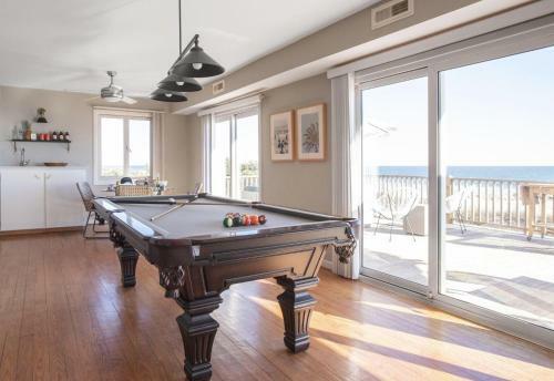 Lighthouse - Beachfront Abode W Pool Table & Ping Pong