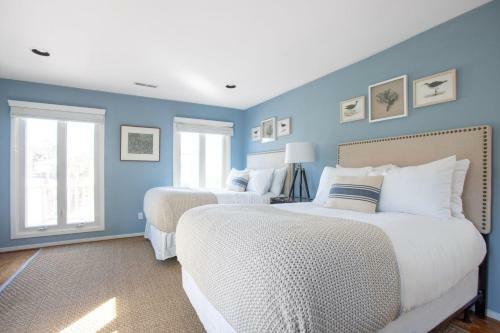 Lighthouse - Beachfront Abode W Pool Table & Ping Pong