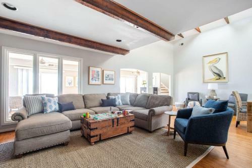 Lighthouse - Beachfront Abode W Pool Table & Ping Pong