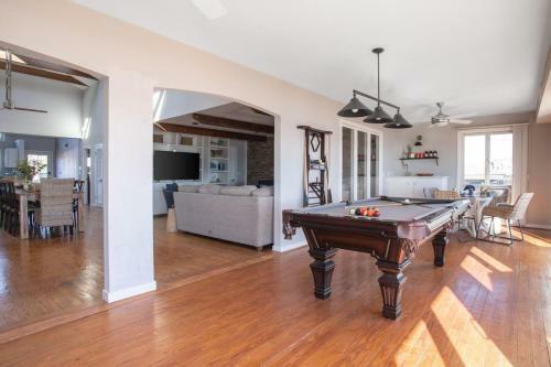 Lighthouse - Beachfront Abode W Pool Table & Ping Pong