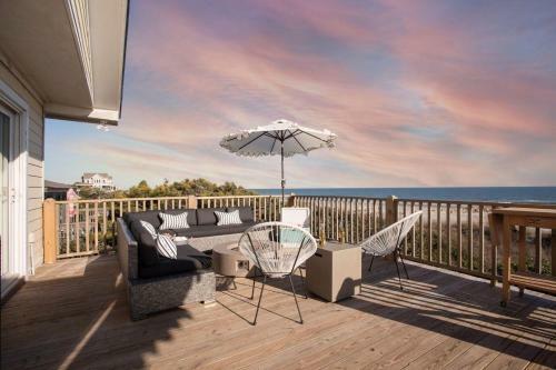 Lighthouse - Beachfront Abode W Pool Table & Ping Pong