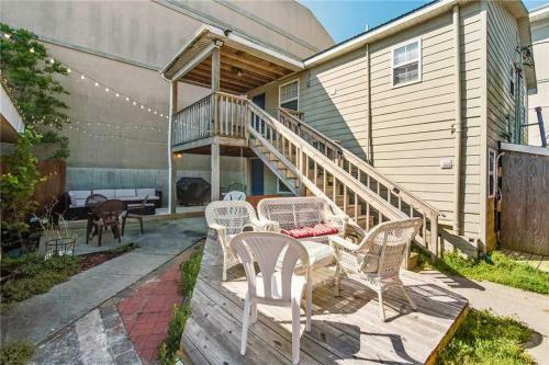 23 Center St - Sunny Side Up - Upstairs Apartment