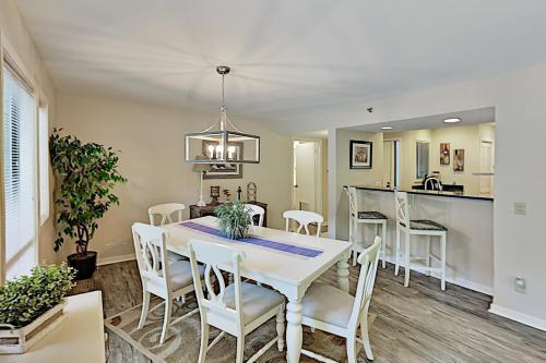 Apartamento Remodeled 2 Br, 2 Ba - Superior On Lagoon Condo