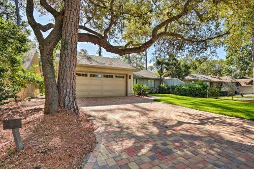 Sea Pines Resort Home With Deck - Drive To Beach