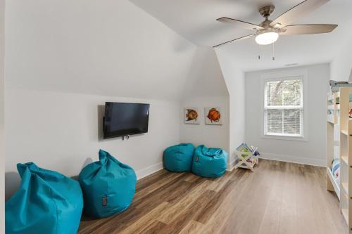 Costa Living - New Designer Beachside Home & Pool Home