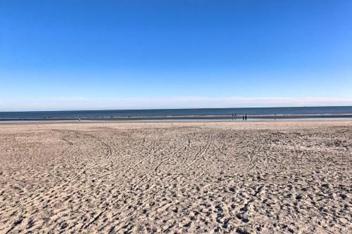 Beach Pebble Townhome About Quarter Mile To Ocean!