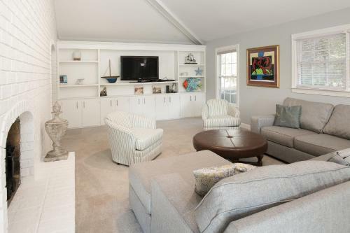 ?offshore Breeze? Retreat W/ Pond & Private Dock Home