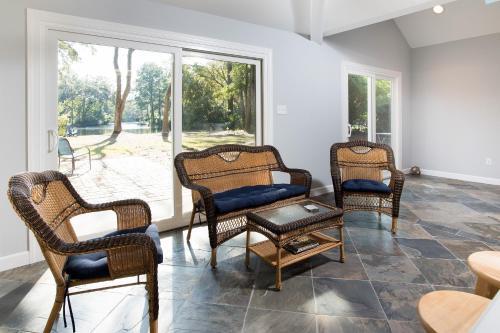 ?offshore Breeze? Retreat W/ Pond & Private Dock Home