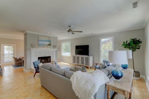8 44th Avenue