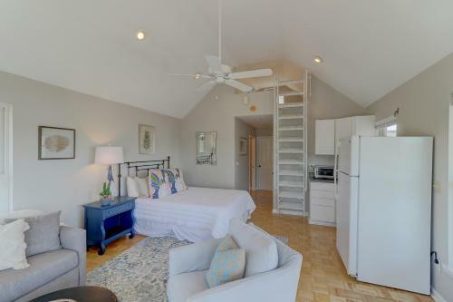8 44th Avenue