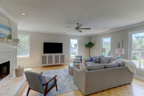 8 44th Avenue