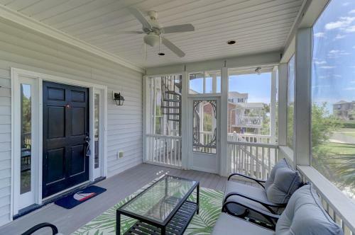 8 44th Avenue