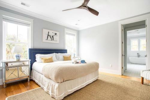Pelican - Modern Beach Retreat W Patio & Pool