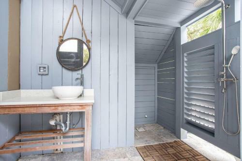 Pelican - Modern Beach Retreat W Patio & Pool