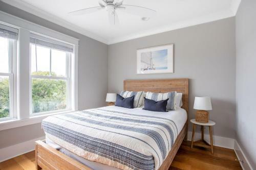 Pelican - Modern Beach Retreat W Patio & Pool