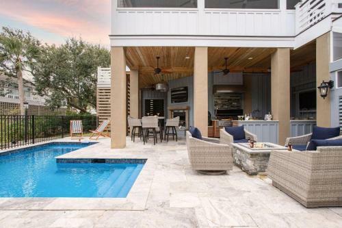Pelican - Modern Beach Retreat W Patio & Pool