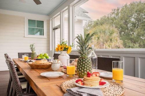 Pelican - Modern Beach Retreat W Patio & Pool