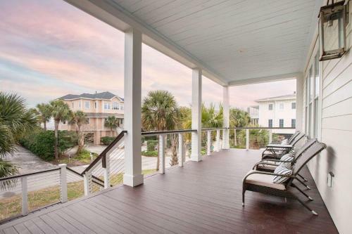 Pelican - Modern Beach Retreat W Patio & Pool