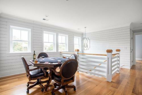 Pelican - Modern Beach Retreat W Patio & Pool