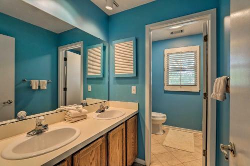 Breezy Southern Retreat With Deck - Walk To Beach!
