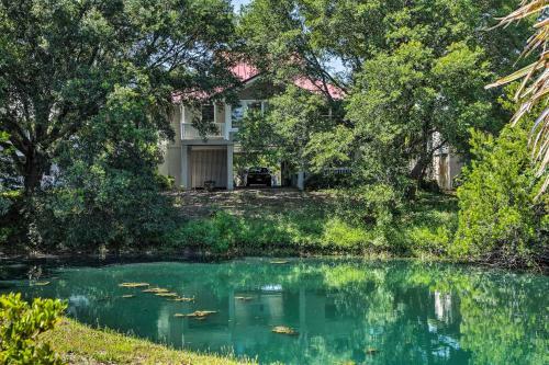 Breezy Southern Retreat With Deck - Walk To Beach!