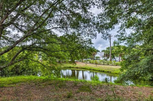 Breezy Southern Retreat With Deck - Walk To Beach!